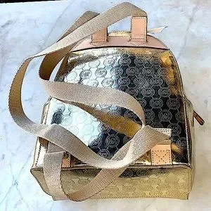 MICHAEL KORS JET SET BACKPACK
PALE GOLD MONOGRAM Michael Kors JetSet Girls Adina MediumBackpack Signature  main image 4